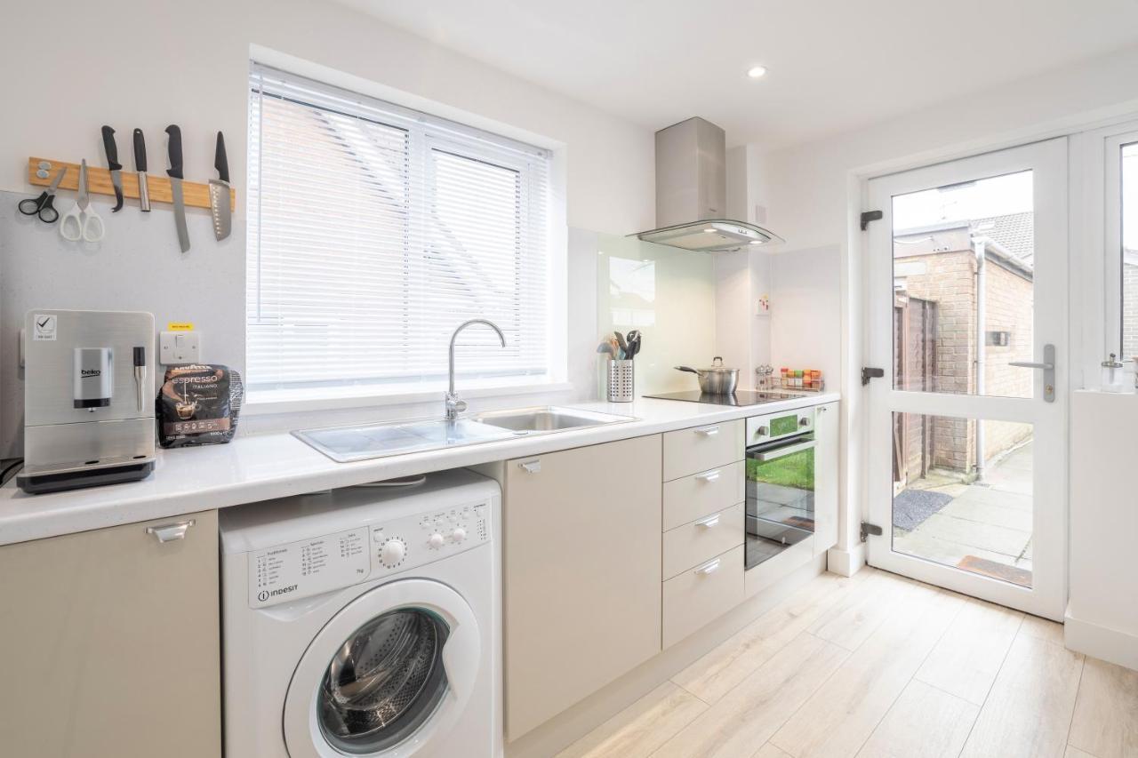 Elegant Home Mod Kitchen, Fast Wi-Fi, Free Parking Carrickfergus Luaran gambar